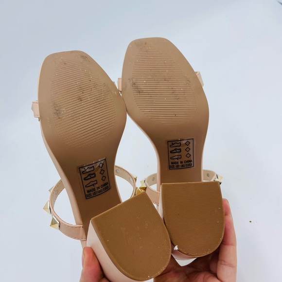 Qupid Nude Single Stud Double Strap Boxy Heels - Picture 8 of 8